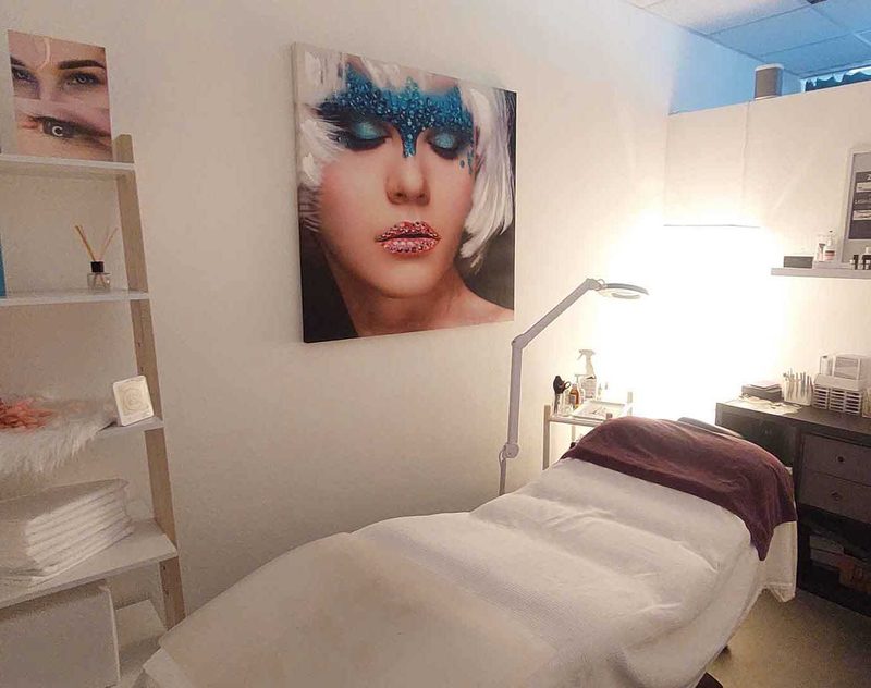 Behandlungszimmer 2 mit Liege und Wandbild