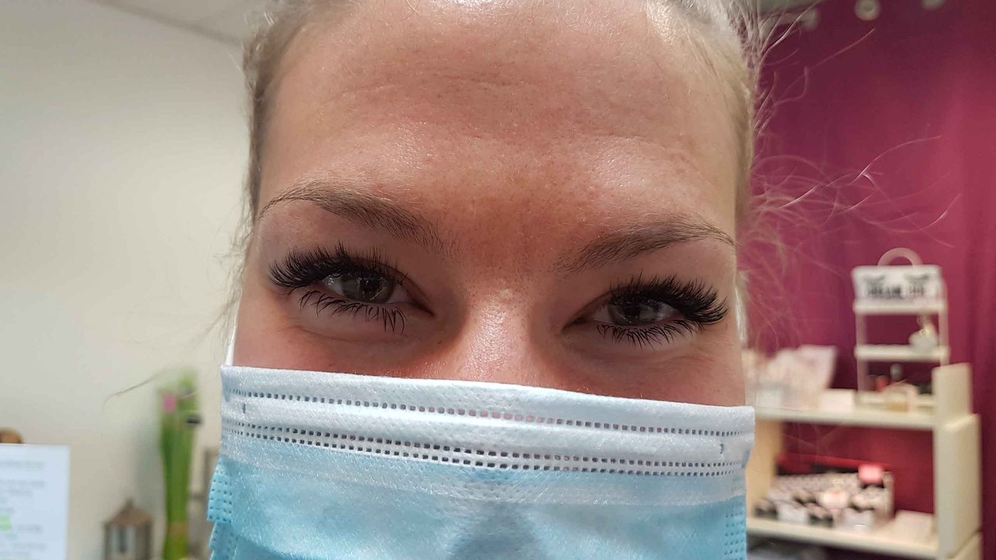 Kundin mit frisch verlängerten Wimpern im Studio