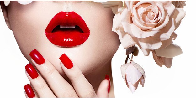 Rote Lippen und rot lackierte Nägel
