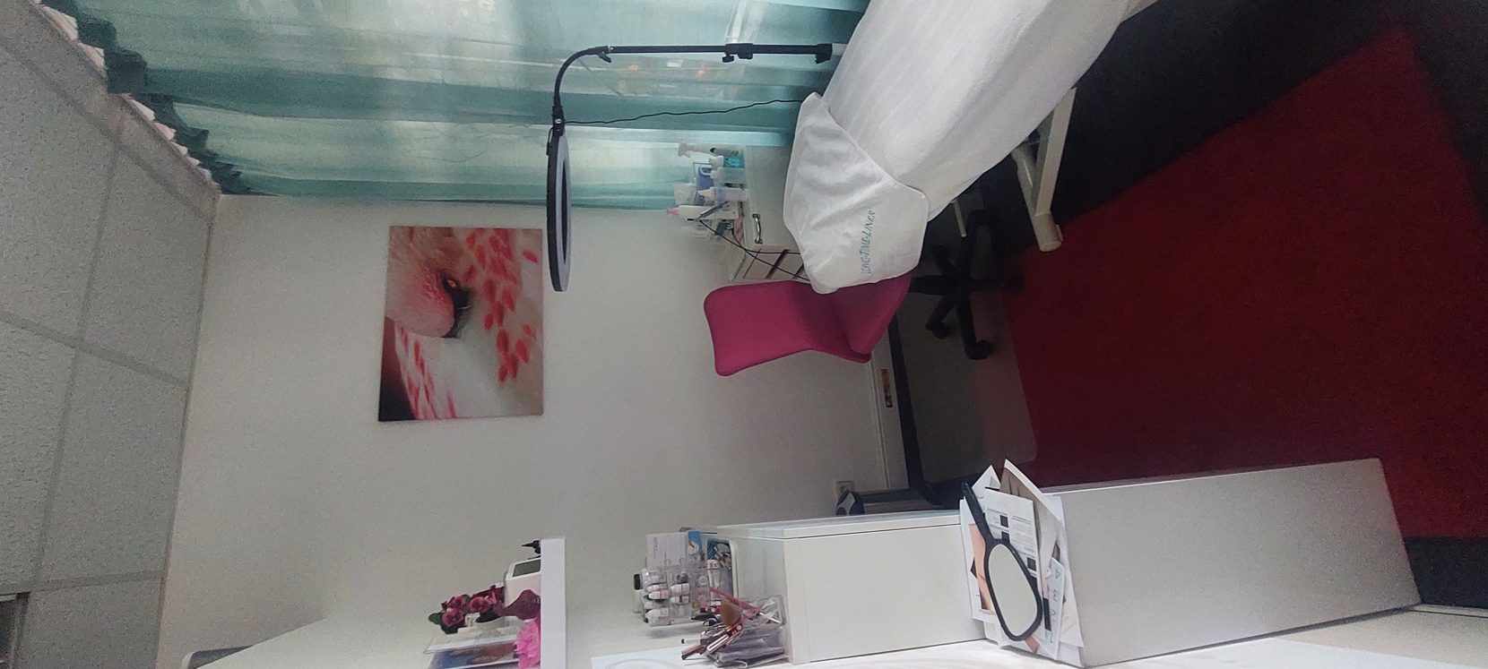 Behandlungsraum mit Lampe